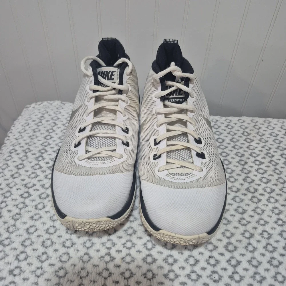 NIKE Size 7.5 Men's Air Versitile II Black And White